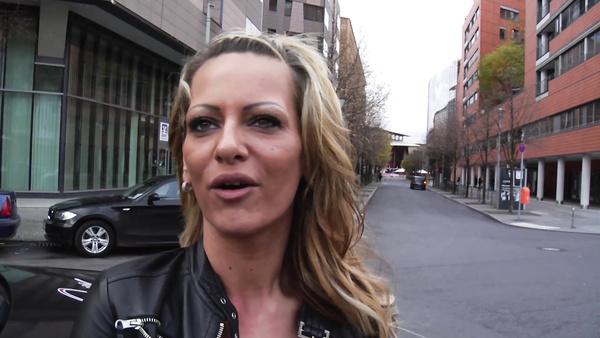 Amateur porn with mature street whore Eve