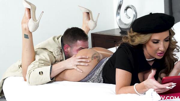 Big Booty MILF Provides Detective Assistance Needed in Investigation